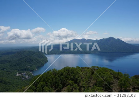 湖Shikotsu看法與溫泉鎮和Tarumae山和風Fudo dake看法 31288108