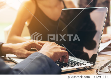 Businessman using laptop in Business meeting 31291112