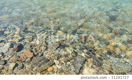 Stone under transparent water 31291727