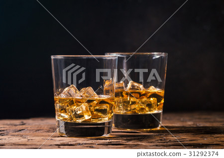 Whiskey with ice in glasses 31292374