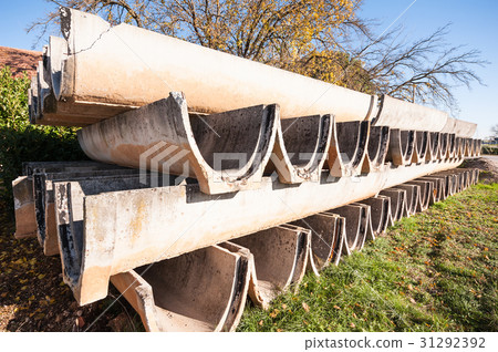 Precast concrete elements for irrigation channels 31292392