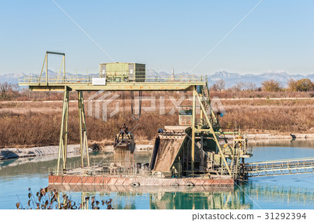 Equipment for the extraction of gravel  a quarry 31292394