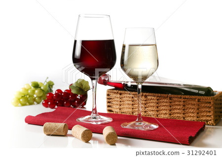 紅葡萄酒和白葡萄酒(背景紅葡萄酒) 紅葡萄酒和白葡萄酒(背景紅葡萄酒) 31292401