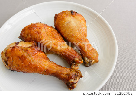 grilled chicken drumstick on a white dish grilled chicken drumstick on a white dish 31292792