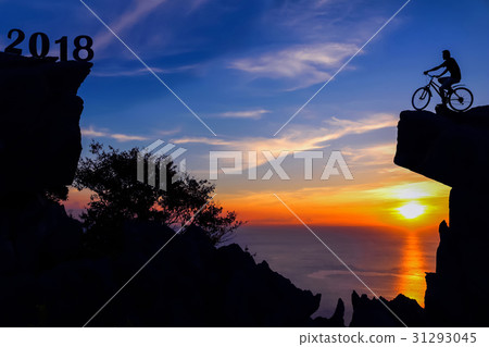 New year 2018 with man and bicycle on the mountain 31293045