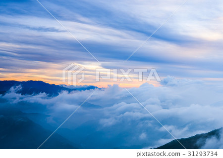 sea of clouds in a Mountain Valley 31293734