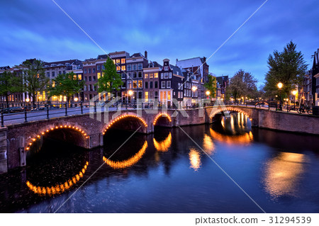 Amterdam canal, bridge and medieval houses in the 31294539