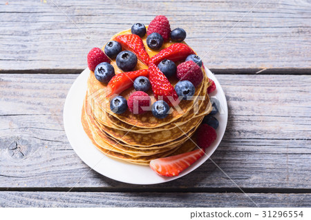 Pancakes with berries 31296554