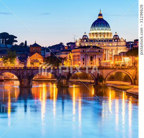 Night view at St. Peter's cathedral in Rome 31296626