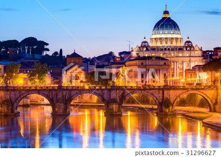 Night view at St. Peter's cathedral in Rome 31296627