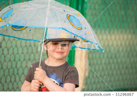 Little boy under umbrella 31296867