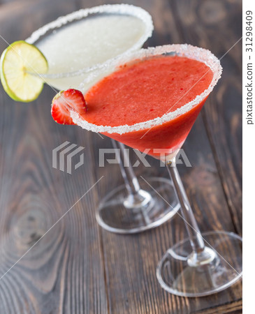 Glasses of lime and strawberry margarita cocktail 31298409
