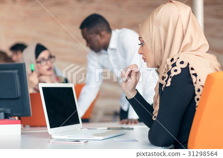 Young Arabic business woman wearing hijab,working Young Arabic business woman wearing hijab,working 31298564