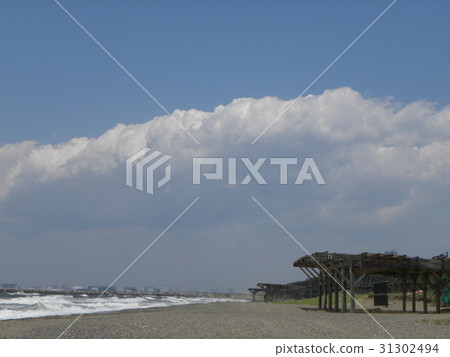 Inage海岸和白色雲彩和藍天沙灘 31302494