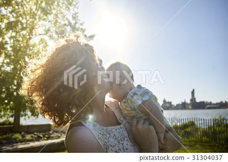 Mother with child in the park 31304037