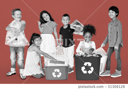Diverse Group Of Kids Recycling Garbage 31308126