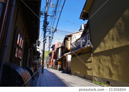 京都祗園的風景日式石頭路面和狗Yagoe的街道陽光和陰影a 31308804