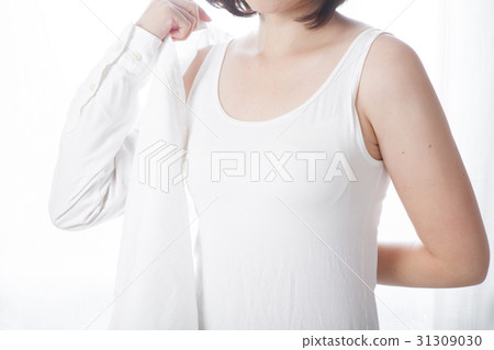 A woman wearing a shirt 31309030