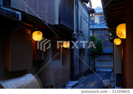 京都祗園日式街頭巷與燈籠 31309603