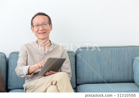Senior men with tablets Senior men with tablets 31310508
