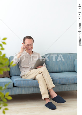 Senior men with tablets Senior men with tablets 31310516