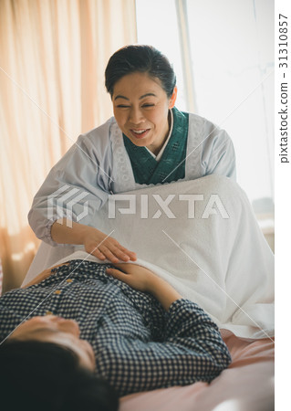 Childbearing, senior, 50' 31310857
