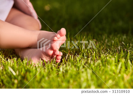 Close up of baby's feet on the green grass on the Close up of baby's feet on the green grass on the 31310910