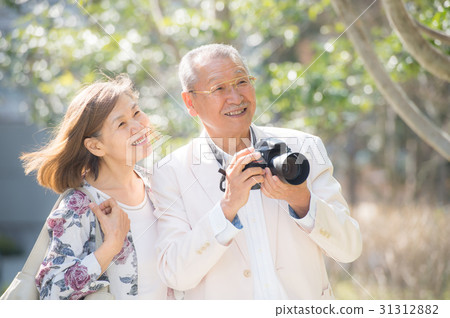 Senior couple with camera 31312882