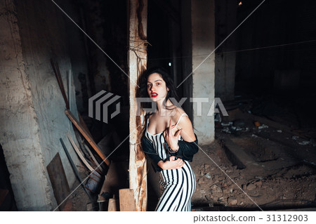 Girl in an abandoned building 31312903