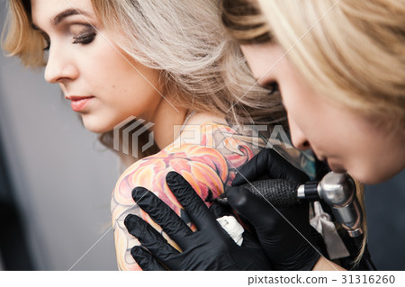 Tattoo artist in a studio Tattoo artist in a studio 31316260