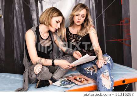 Tattoo artist in a studio 31316297