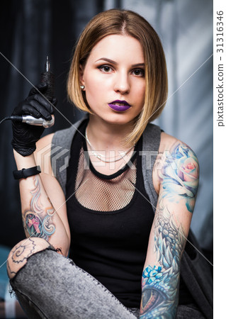 Tattoo artist in a studio 31316346