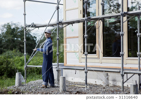 Construction site working woman Construction site working woman 31316640