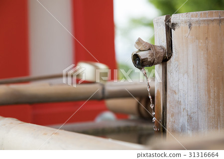 Worshiping the shrine Cleaning water 31316664