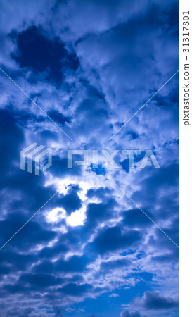 六月的天空和雲彩(垂直) 六月的天空和雲彩(垂直) 31317801