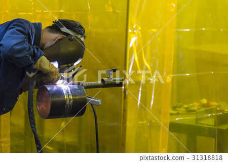 The welding craftsman welding the steel tube 31318818