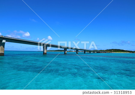 Popular resorts Okinawa remote island, clear blue sea and sky of Miyakojima 31318953