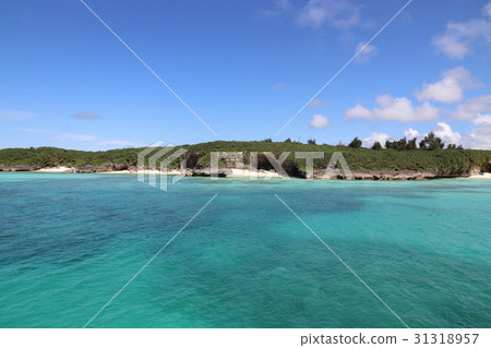 受歡迎的度假村沖繩遙遠的島嶼,清澈的藍色大海和宮古島的天空 受歡迎的度假村沖繩遙遠的島嶼,清澈的藍色大海和宮古島的天空 31318957