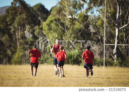 Trainer training kids in the boot camp 31319073