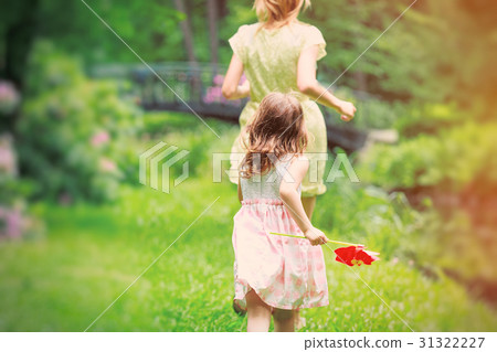 Mother run away from young girl Mother run away from young girl 31322227