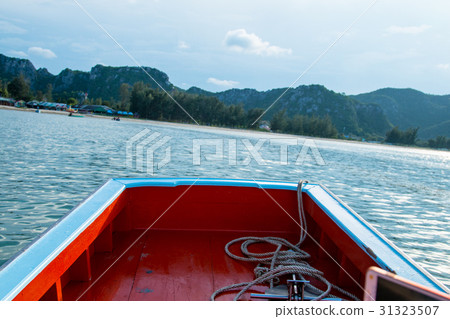 fishing boat used as a vehicle for finding fish fishing boat used as a vehicle for finding fish 31323507