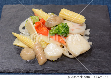 Stir-fried scallion with delicious scallops and vegetables 31324155