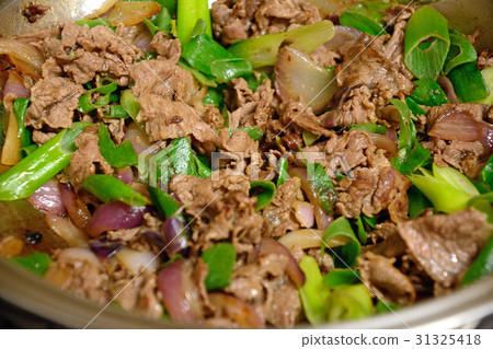 Stir-frying delicious beef and vegetables Stir-frying delicious beef and vegetables 31325418