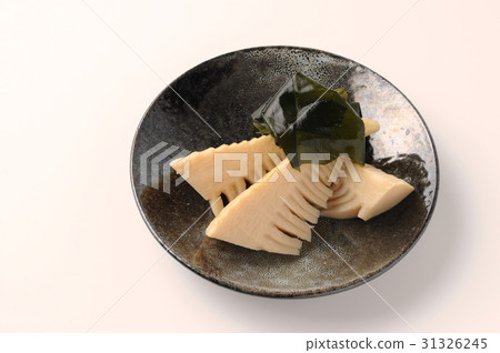 裙帶菜竹煮沸的竹筍和煮沸的裙帶菜白色背景 裙帶菜竹煮沸的竹筍和煮沸的裙帶菜白色背景 31326245