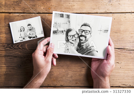 Pictures of father and daughter, wooden background 31327330