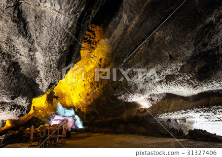 Cueva de los Verdes, picturesque volcanic cave 31327406