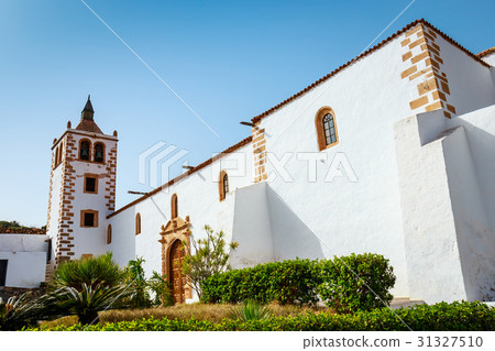Central square with church in Betancuria village 31327510