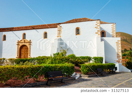 Central square with church in Betancuria village Central square with church in Betancuria village 31327513