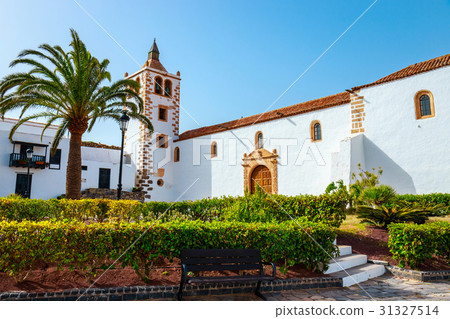 Central square with church in Betancuria village Central square with church in Betancuria village 31327514