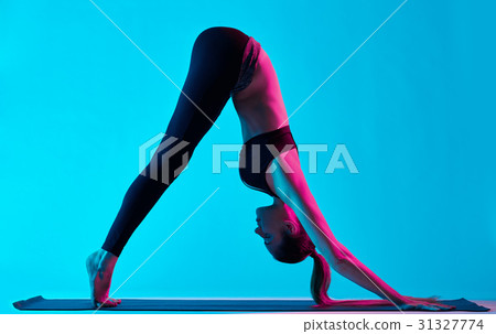 woman yoga exercices Adho Mukha Svanasana 31327774